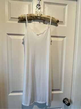 Vanity Fair Slip
Size: Medium 
Color: White